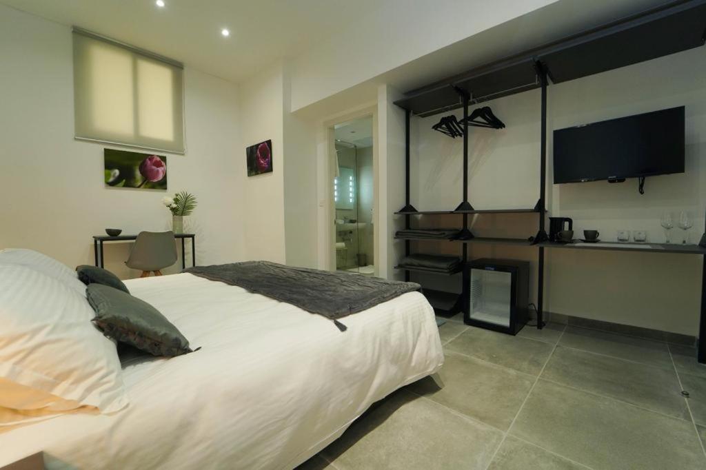 Private Rooms With Bathroom In Βαλέτα Εξωτερικό φωτογραφία