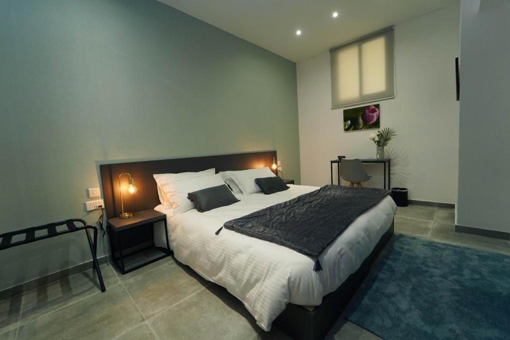 Private Rooms With Bathroom In Βαλέτα Εξωτερικό φωτογραφία