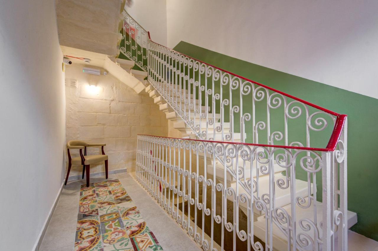 Private Rooms With Bathroom In Βαλέτα Εξωτερικό φωτογραφία