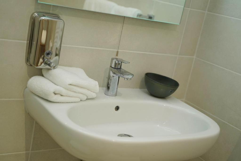 Private Rooms With Bathroom In Βαλέτα Εξωτερικό φωτογραφία
