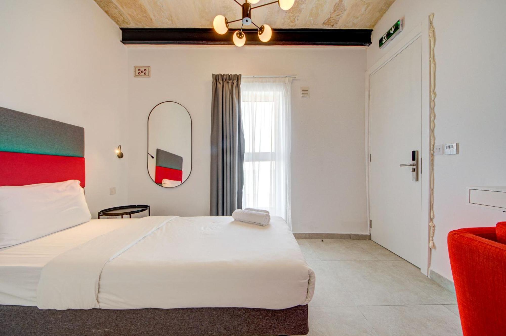 Private Rooms With Bathroom In Βαλέτα Εξωτερικό φωτογραφία