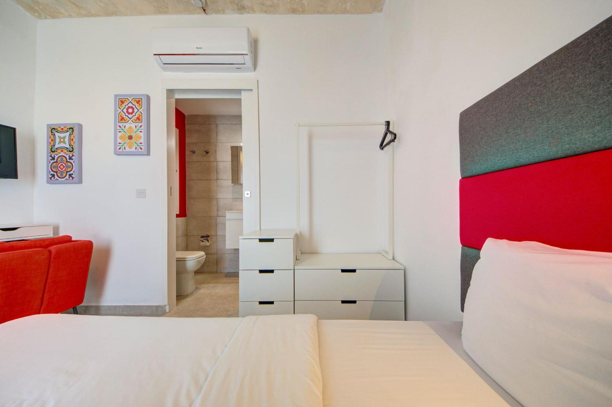 Private Rooms With Bathroom In Βαλέτα Εξωτερικό φωτογραφία