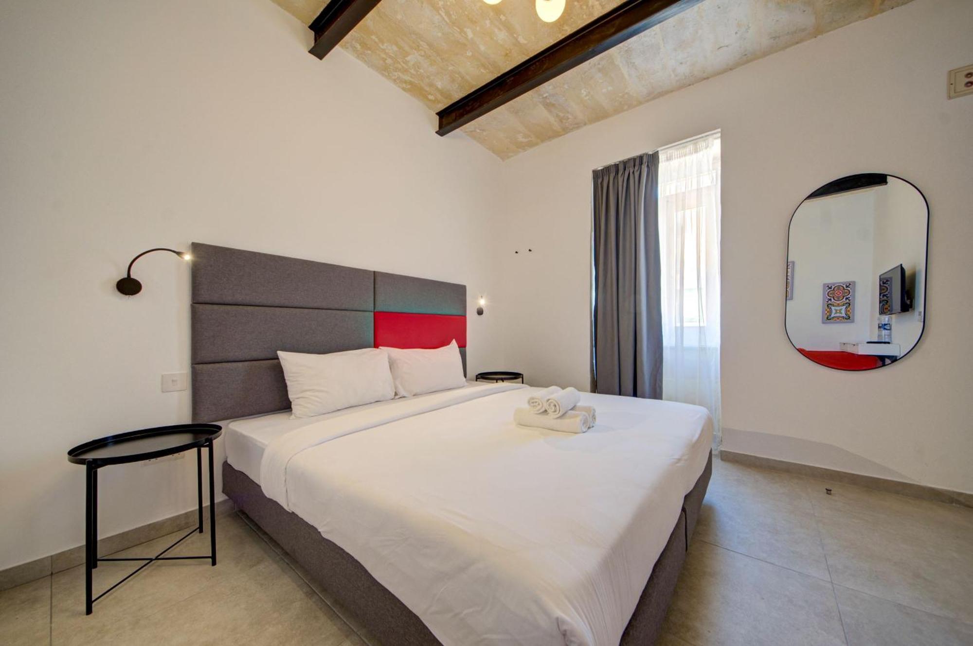 Private Rooms With Bathroom In Βαλέτα Εξωτερικό φωτογραφία