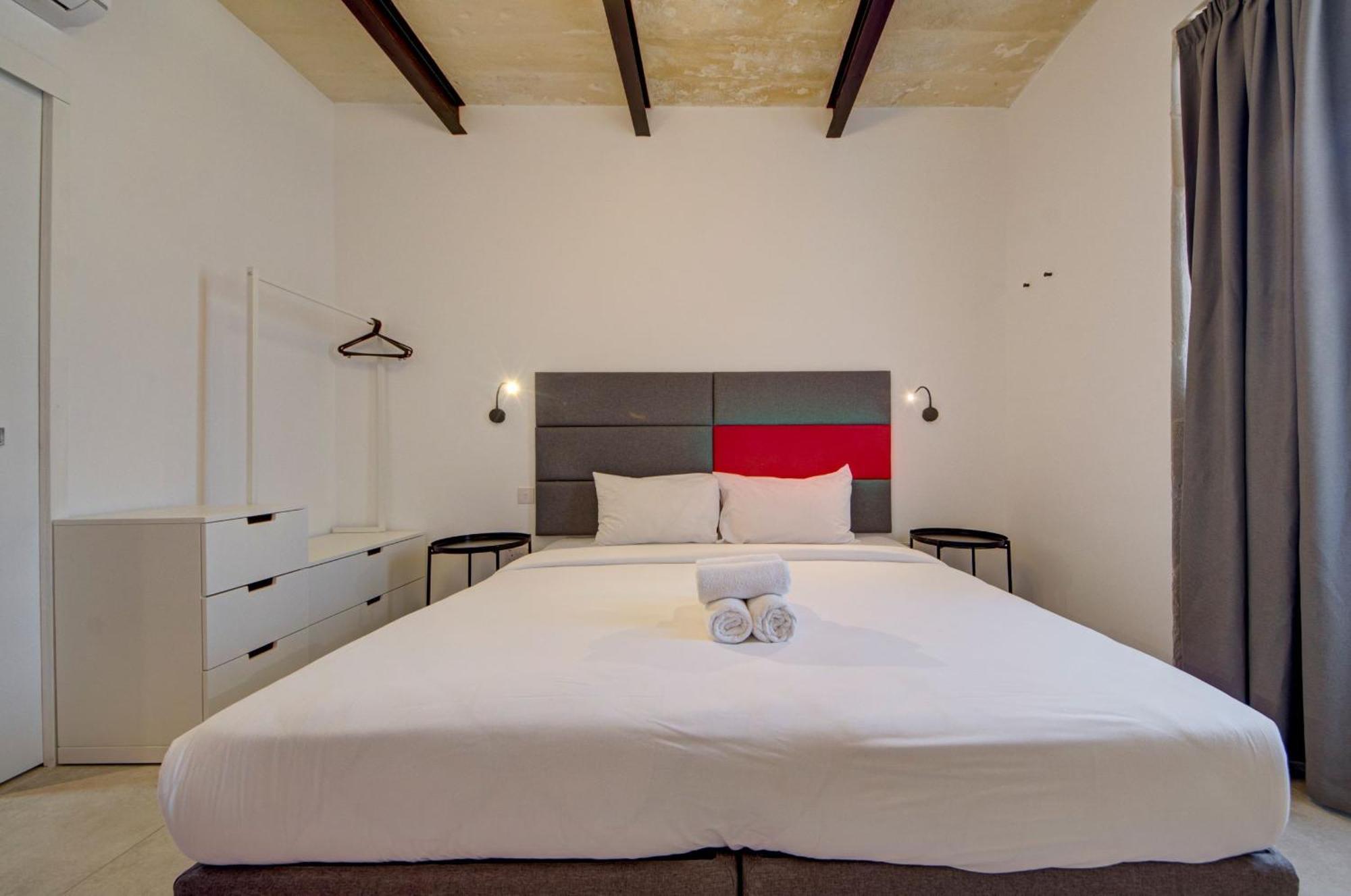 Private Rooms With Bathroom In Βαλέτα Εξωτερικό φωτογραφία