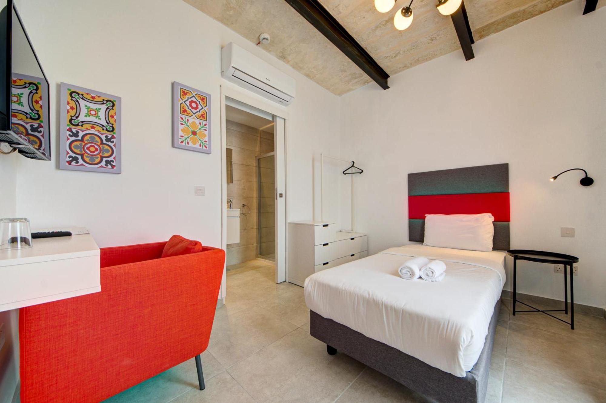 Private Rooms With Bathroom In Βαλέτα Εξωτερικό φωτογραφία