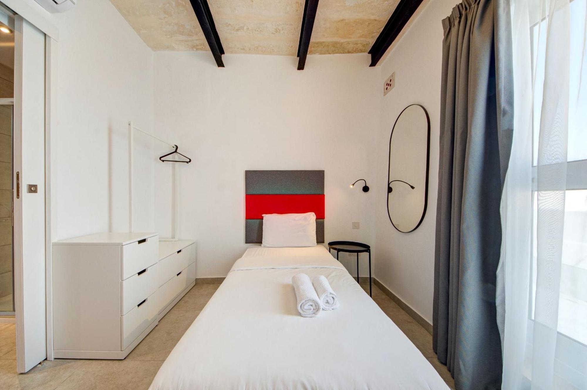 Private Rooms With Bathroom In Βαλέτα Εξωτερικό φωτογραφία